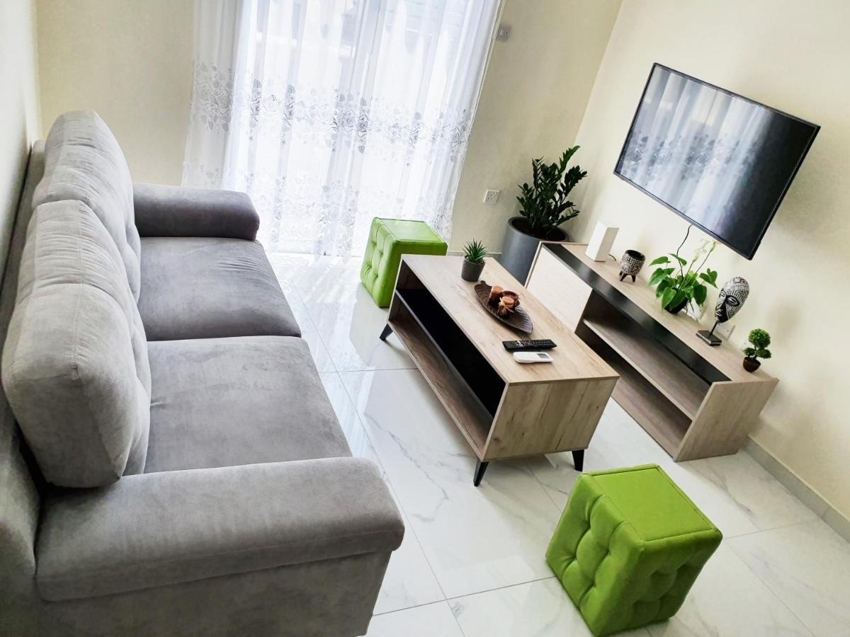 2 Bedroom Cozy Apartment Near Tourist Area, 200M From Sea 파포스 외부 사진