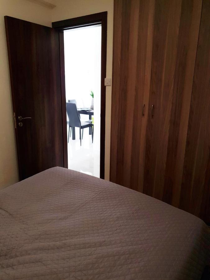2 Bedroom Cozy Apartment Near Tourist Area, 200M From Sea 파포스 외부 사진