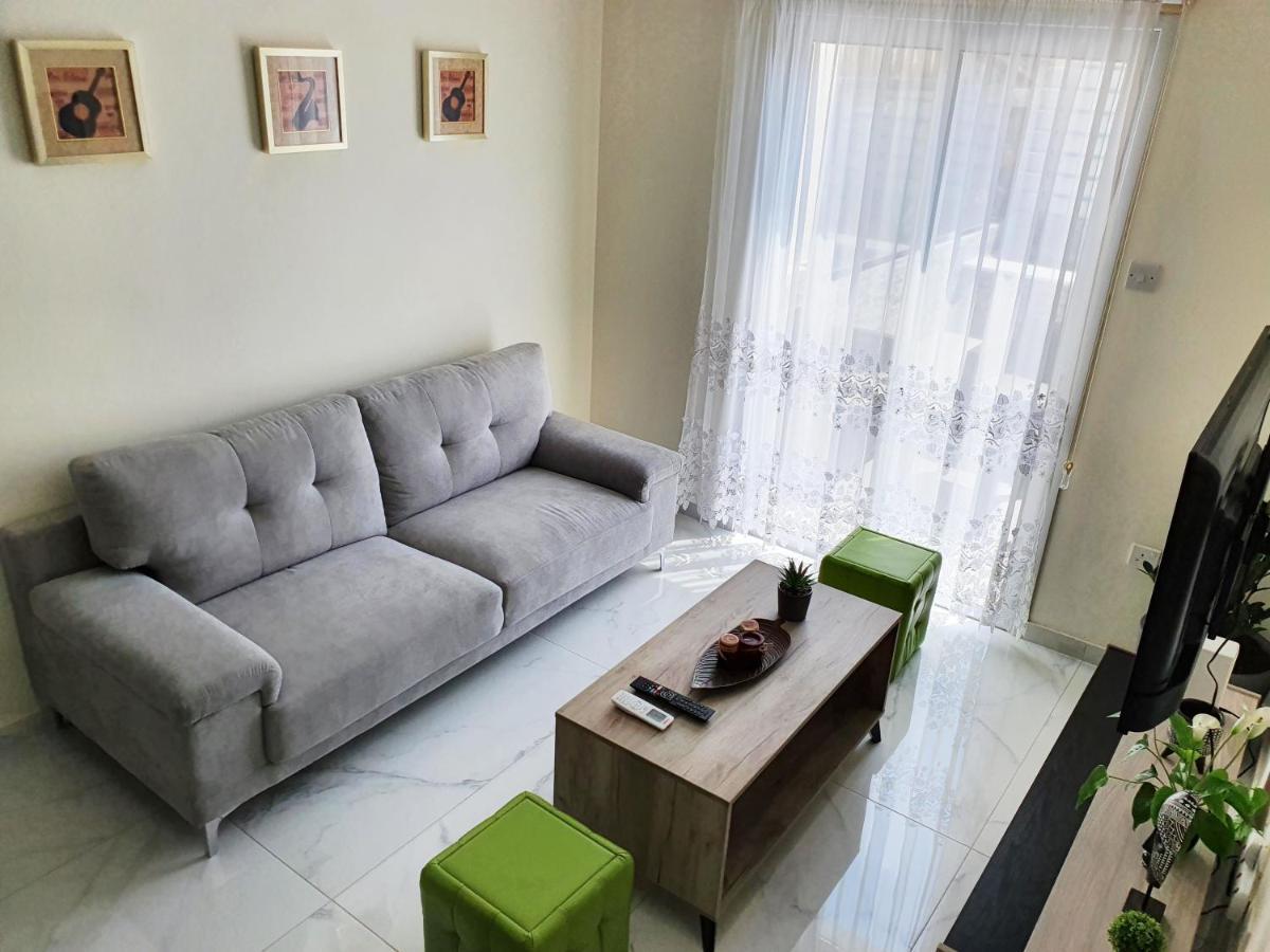 2 Bedroom Cozy Apartment Near Tourist Area, 200M From Sea 파포스 외부 사진