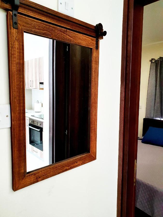 2 Bedroom Cozy Apartment Near Tourist Area, 200M From Sea 파포스 외부 사진
