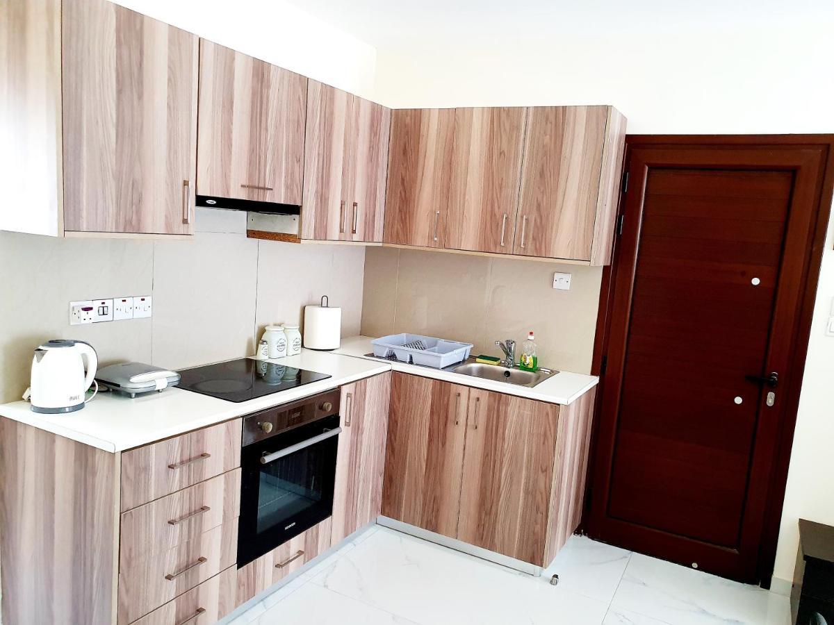 2 Bedroom Cozy Apartment Near Tourist Area, 200M From Sea 파포스 외부 사진