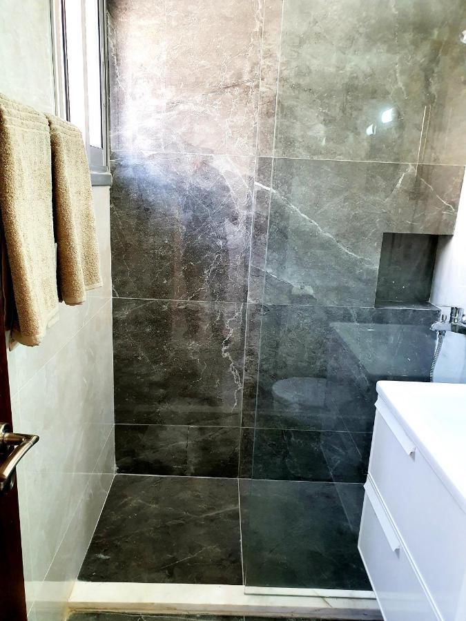 2 Bedroom Cozy Apartment Near Tourist Area, 200M From Sea 파포스 외부 사진