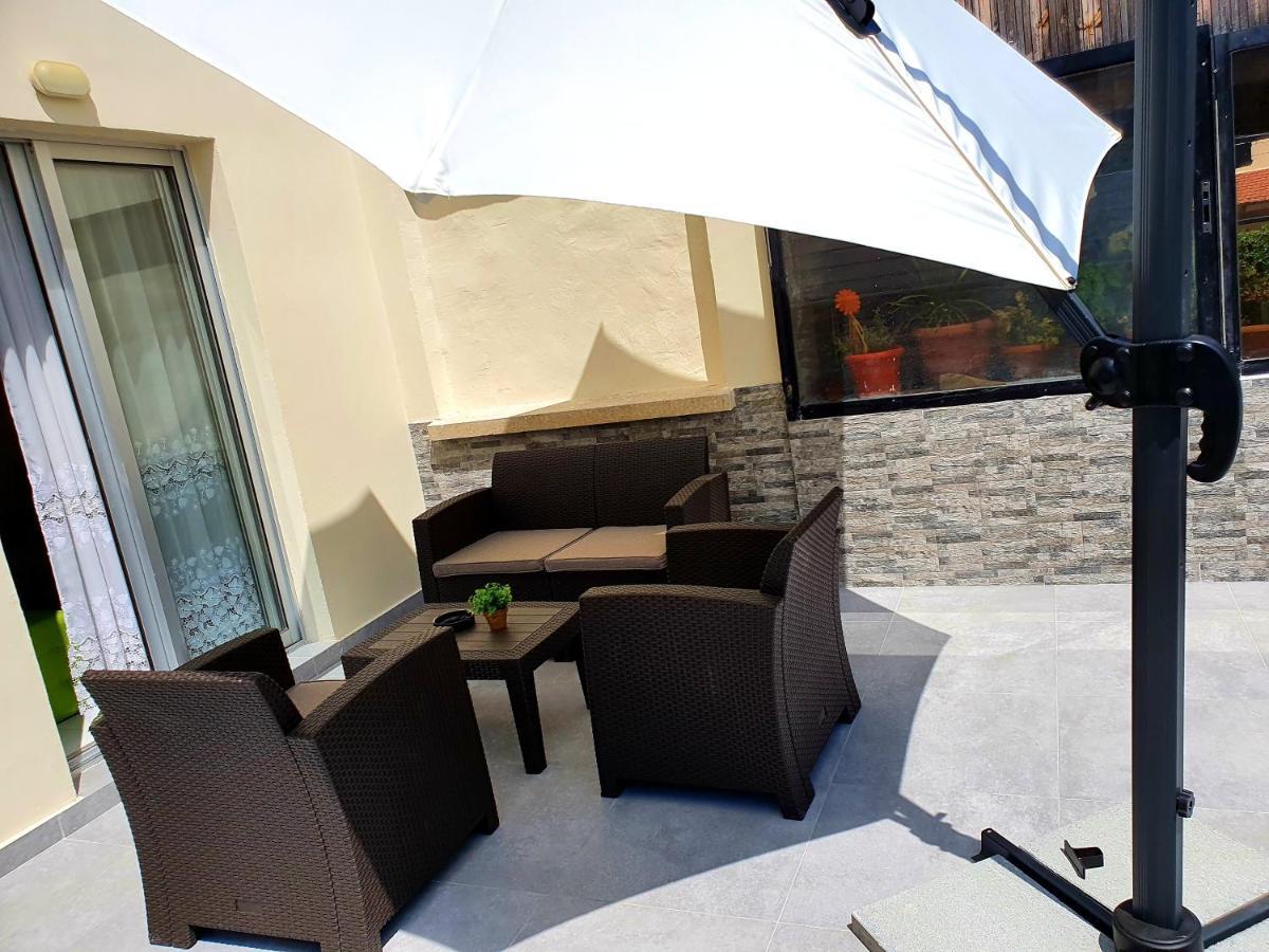 2 Bedroom Cozy Apartment Near Tourist Area, 200M From Sea 파포스 외부 사진