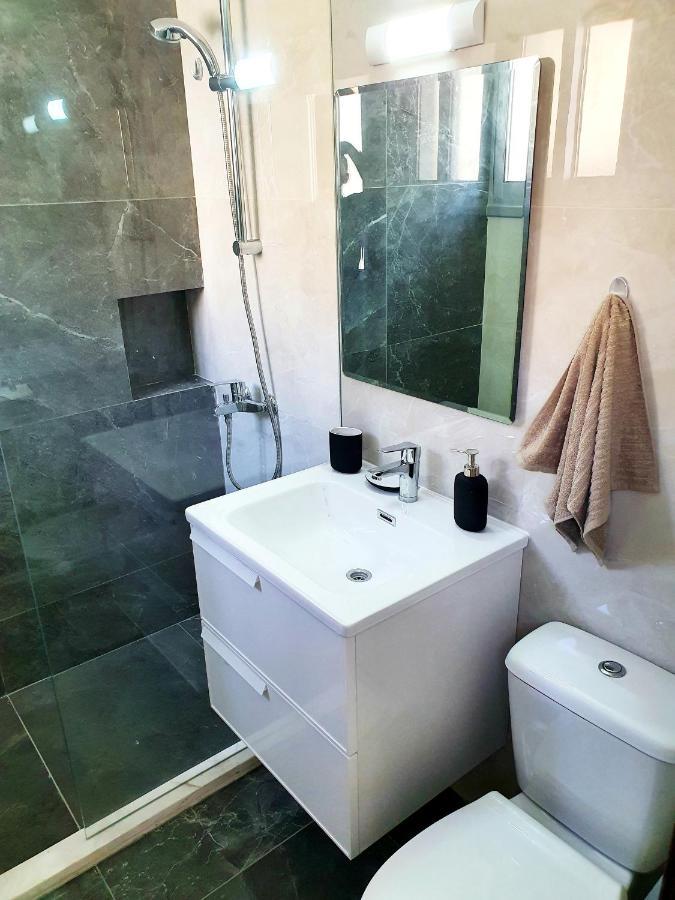 2 Bedroom Cozy Apartment Near Tourist Area, 200M From Sea 파포스 외부 사진
