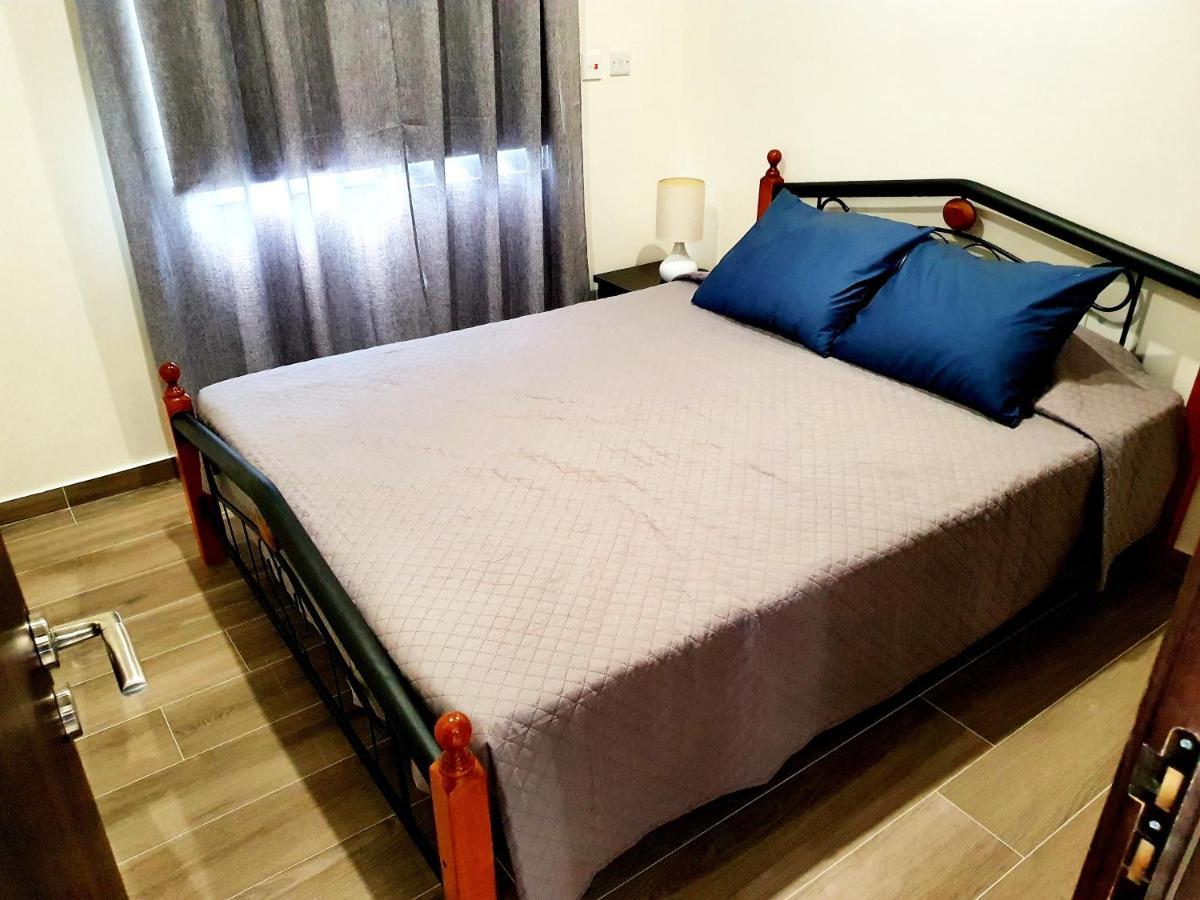 2 Bedroom Cozy Apartment Near Tourist Area, 200M From Sea 파포스 외부 사진