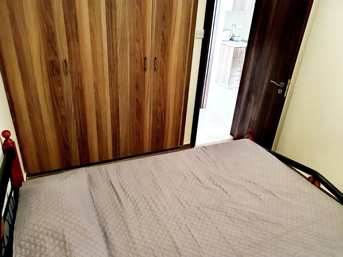 2 Bedroom Cozy Apartment Near Tourist Area, 200M From Sea 파포스 외부 사진