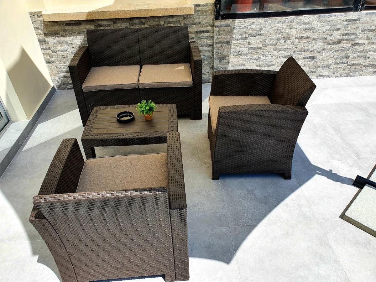 2 Bedroom Cozy Apartment Near Tourist Area, 200M From Sea 파포스 외부 사진
