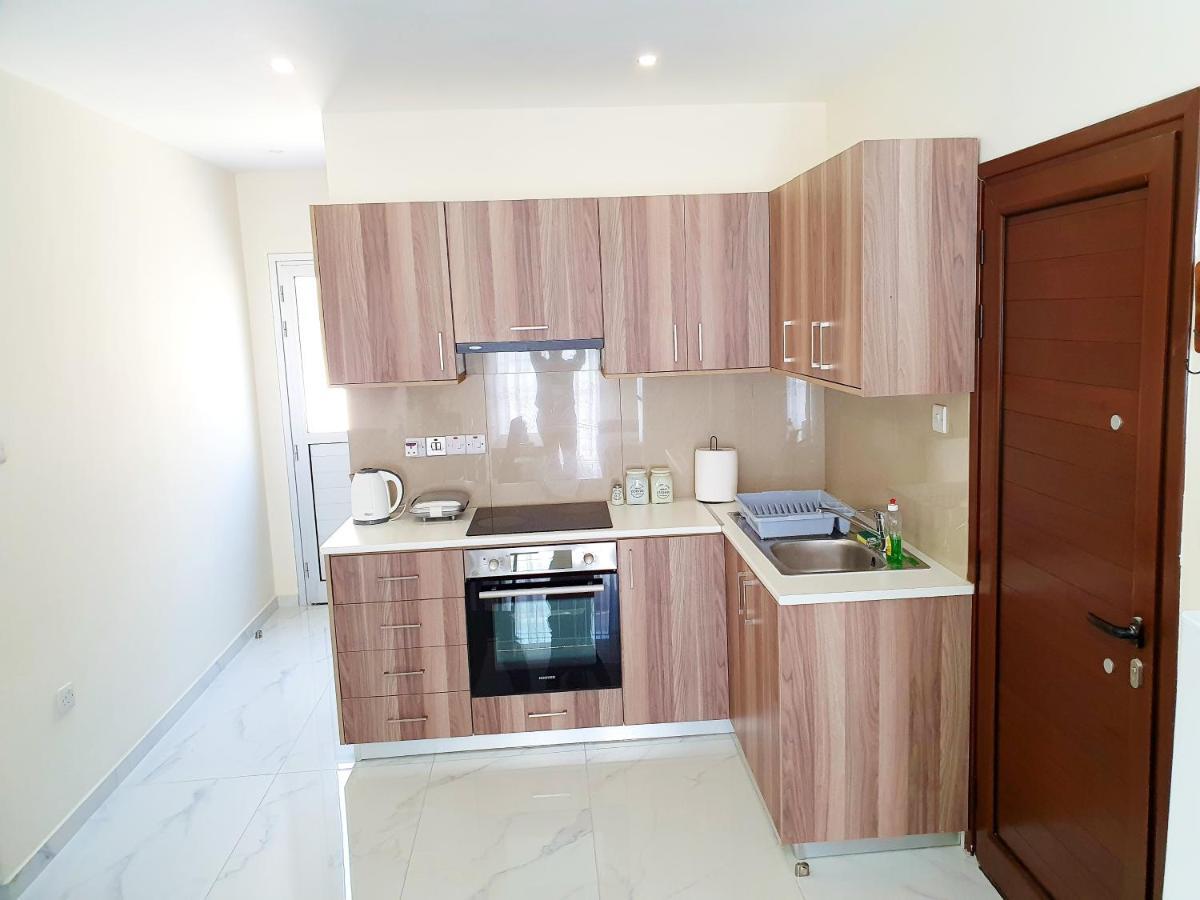 2 Bedroom Cozy Apartment Near Tourist Area, 200M From Sea 파포스 외부 사진